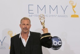 Kevin Costner mejor actor  por una miniserie o filme para TV